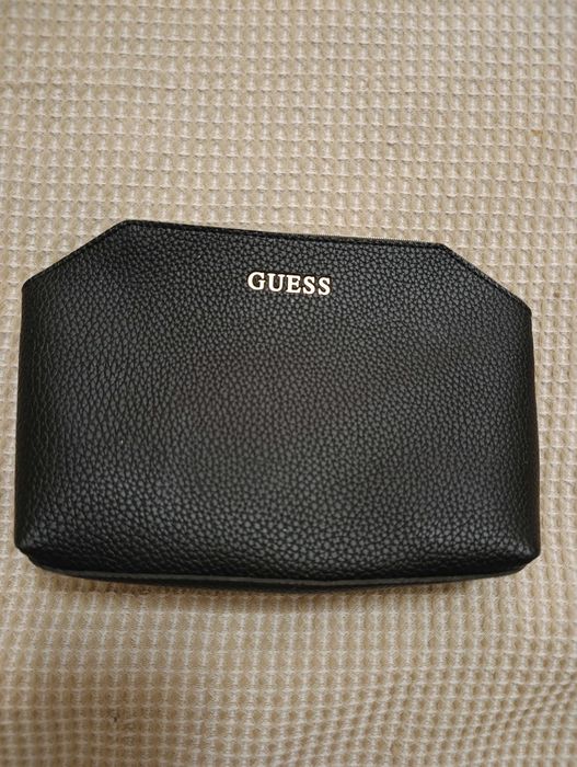 Нов несесер Guess