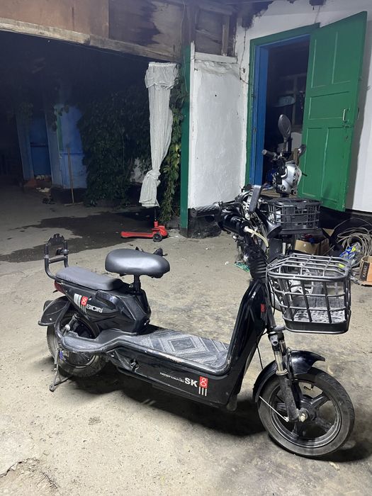 Продам скутер ск8