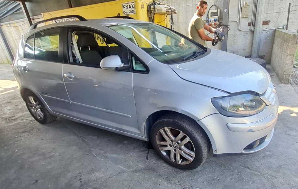 Фолксваген Голф 5   1.6 i  BSE Volkswagen Golf – само на части