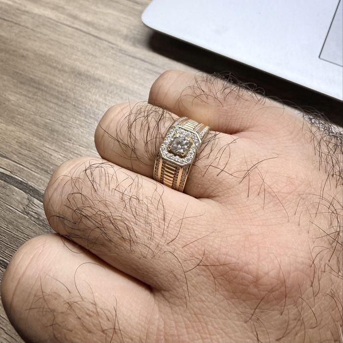 Золотая бриллиантовая печатка