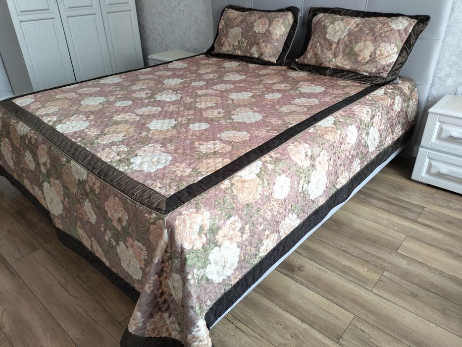 Продается покрывало с двумя наволочками