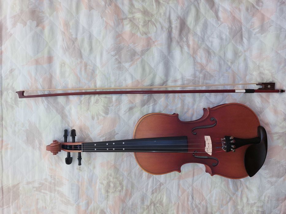 Продавам нова цигулка EASTAR размер 4/4, 200лев