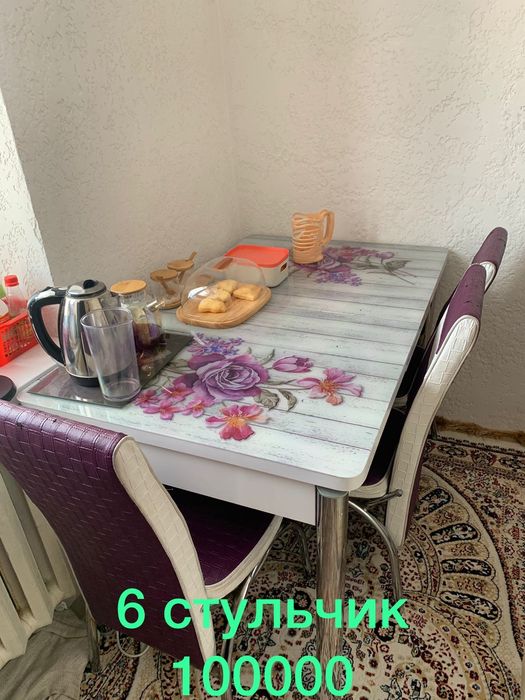 Стол, спальный для девочки, и комод