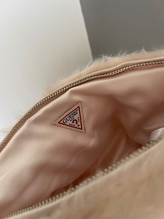 Дамска чанта на Guess