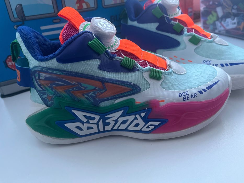 Кроссовки для мальчиков и девочек