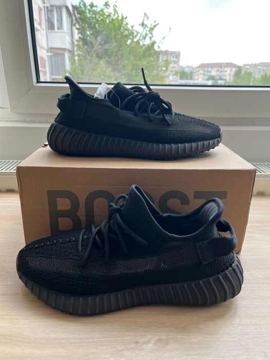 Yeezy 350 ,,V2 Onyx”-noi, nefolositi