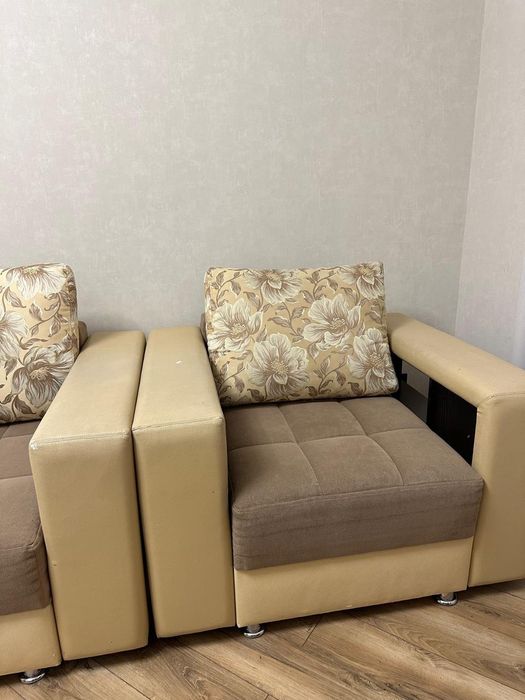 Продам диван с двумя креслами