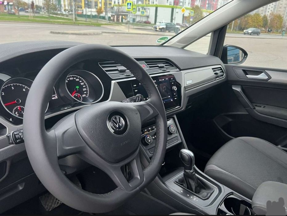 Услуги семейного кроссовера (4-6 пассажирских мест): Wolsvagen Touran