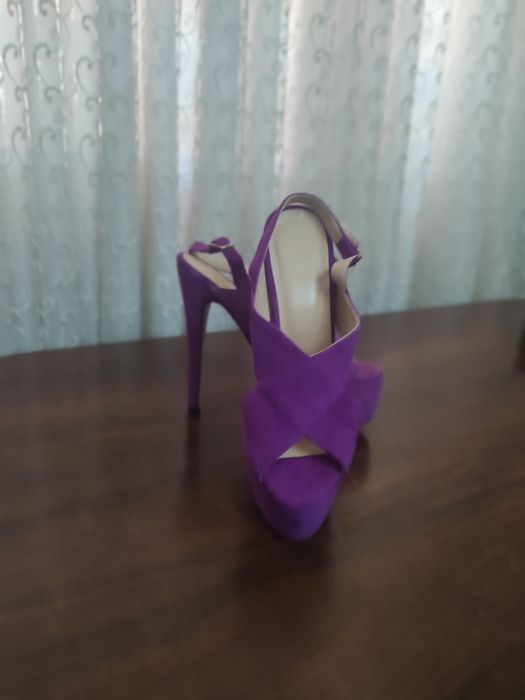 Туфли лобутены высокий каблук