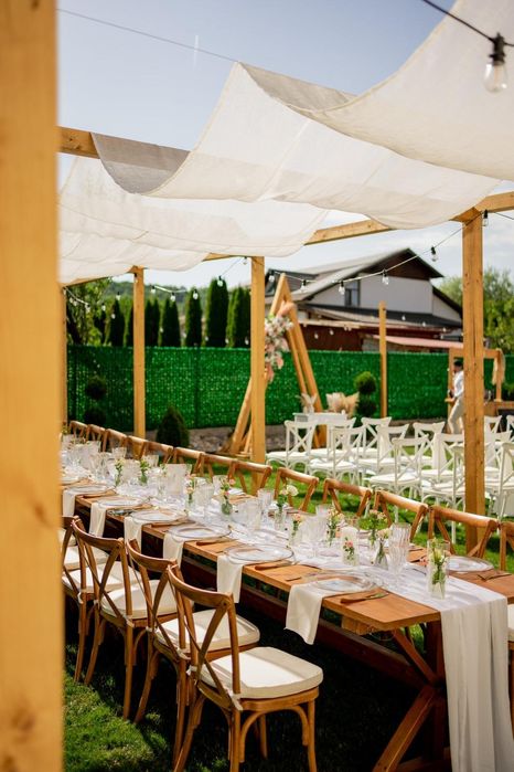 Mese de lemn si scaune pentru evenimente in aer liber