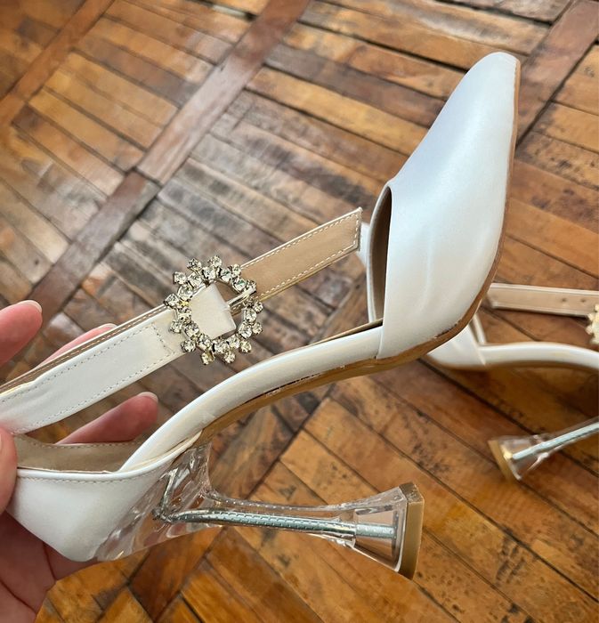 Pantofi cu toc eleganți Exist