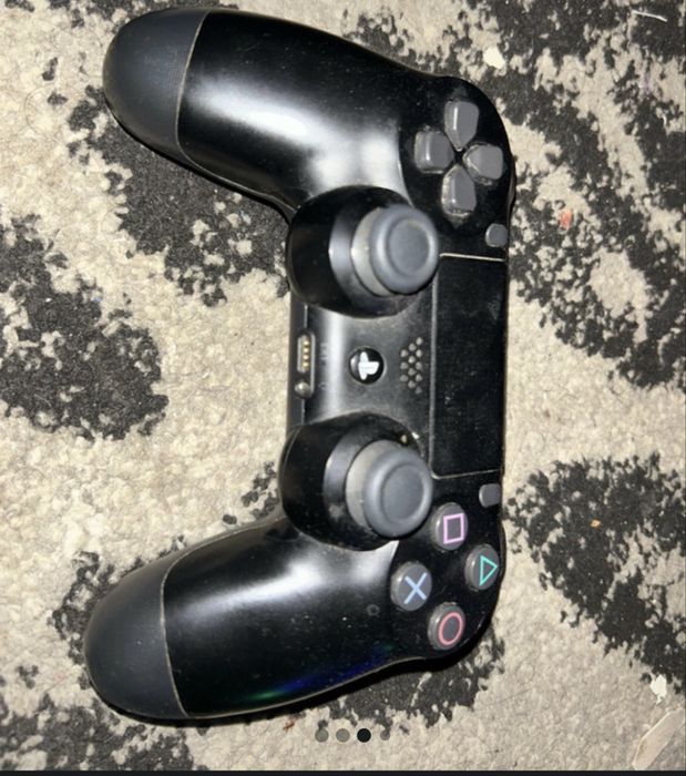 Manetă de PS4 vreau sa o vand urgent