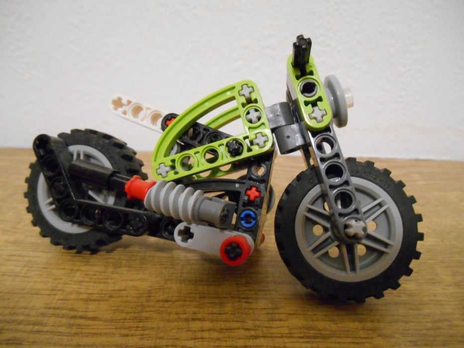 Продавам конструктор "LEGO" 2 в 1 - мотоциклет или багер