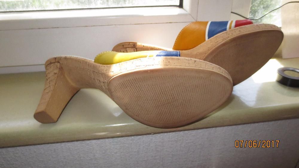 продается женская обувь