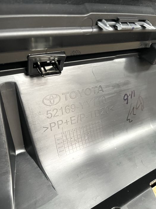 Задний диффузор бампера Camry 80 Камри 80