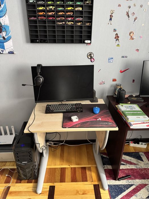 Стол письменный.