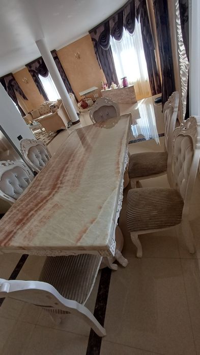 Masa living din lemn masiv si blat de marmura si 6 scaune din lemn