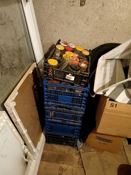 Празни буркани за компоти и зимнина