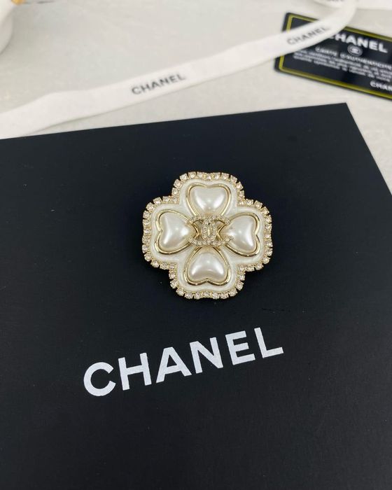 Брошка C*H*A*N*E*L