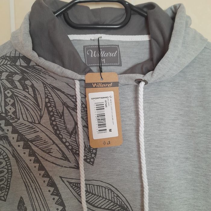 Bluza dama noua cu eticheta pe ea .