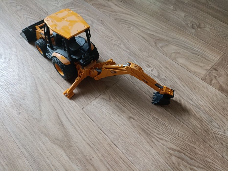 Трактор-экскаватор Bruder