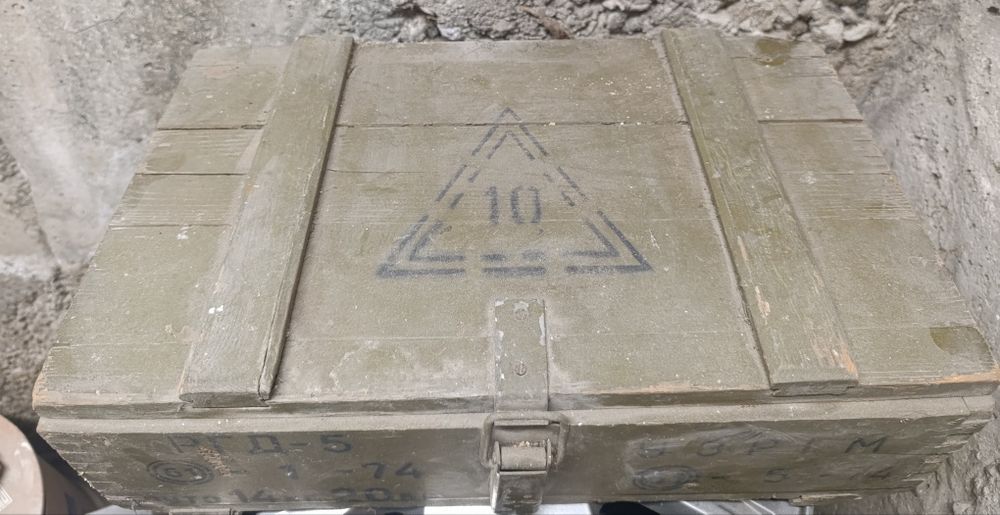 Стар военен армеиски сандък за съхранение на оръжия