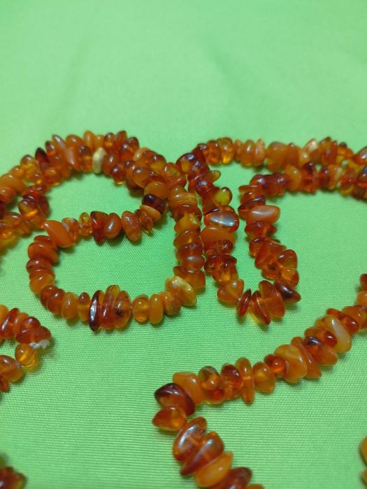 Продавам кехлибарена огарлица