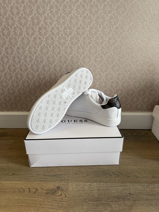 Кроссовки белые Guess