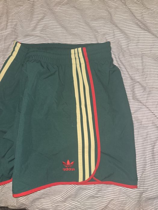 Vand pantaloni scurti  nou Adidas  Adicolor Classics Sprinter - Verde Marimea L