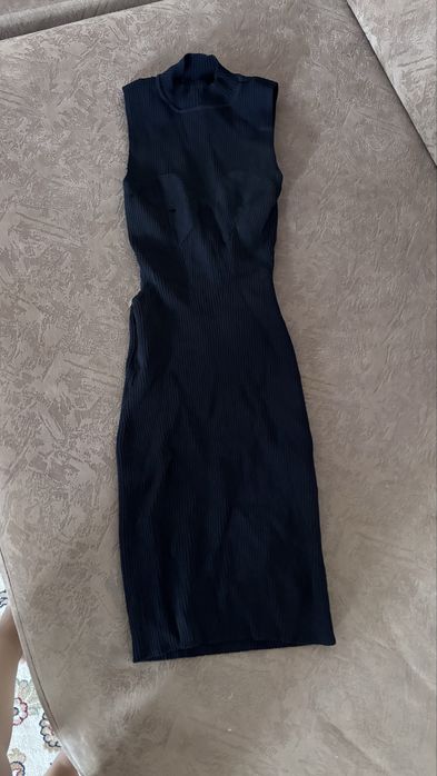 Черное короткое платье Bershka
