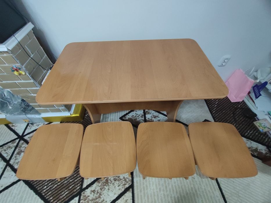 Продам стол и четыре стула