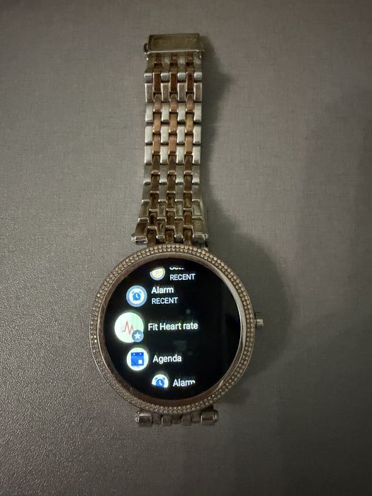 смарт часовник  michel kors - като нов без забележки . В кутия и зарядно