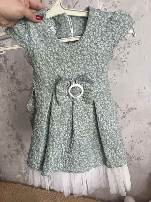 Продам платья на девочку 3-4 года