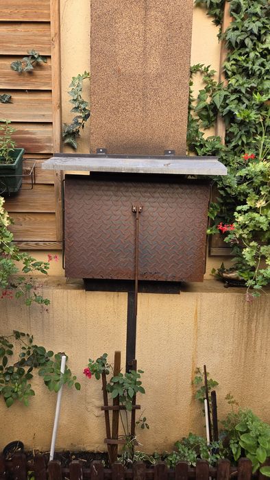 Grătar suspendat ideal pentru economisirea spațiului.