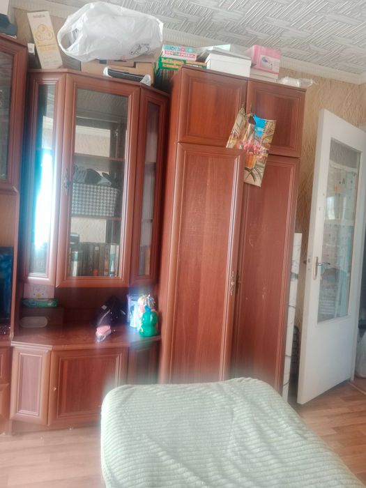 Продам стенку (сервант два шкафа по бокам)