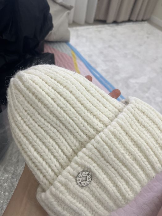 Продам шапки в белом и в сером цвете