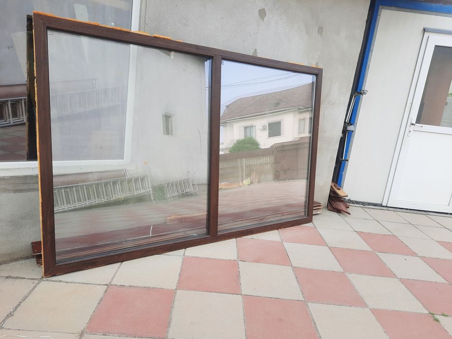 Vând vitrina pvc fixa