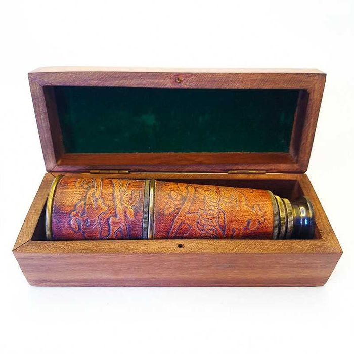 Бронзов далекоглед в дървена кутия