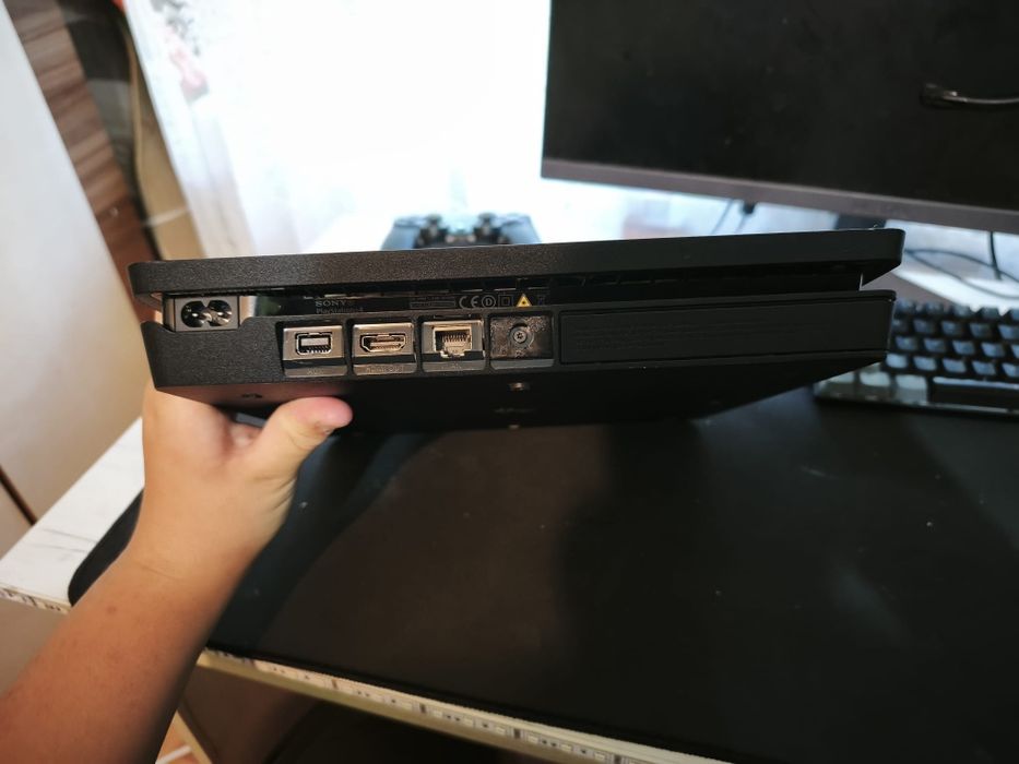 Vând PlayStation 4 slim+ sistem VR întreg