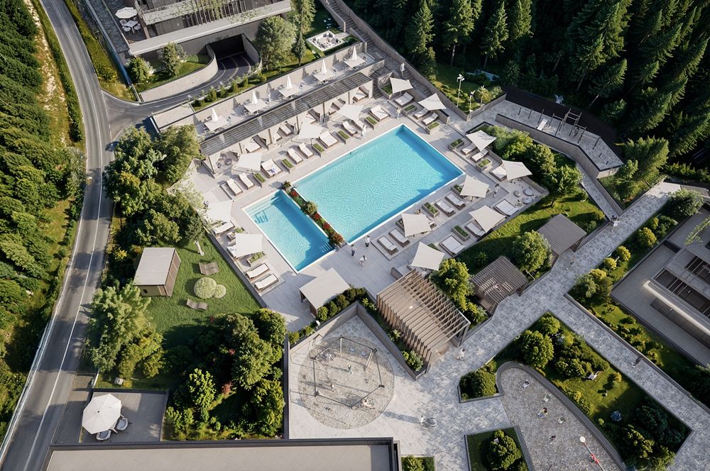 Комплекс с целогодишен басейн и парк във вътрешния двор