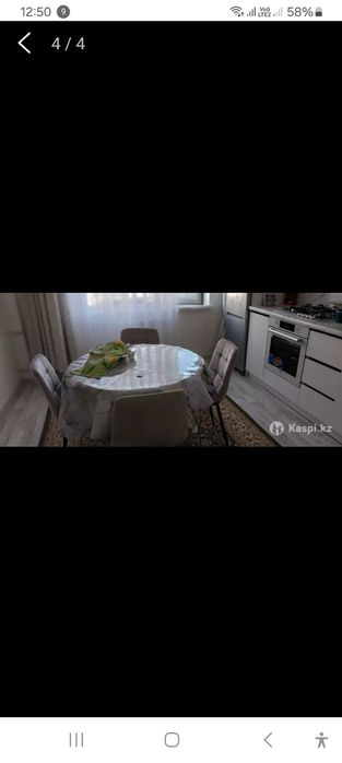 Новый белый круглый кухонный стол. Сделано из плотного дерева.