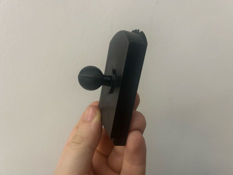Adaptor printat 3D pentru suport de telefon. Grupul VAG
