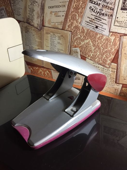 Дырокол новый продается дырокол