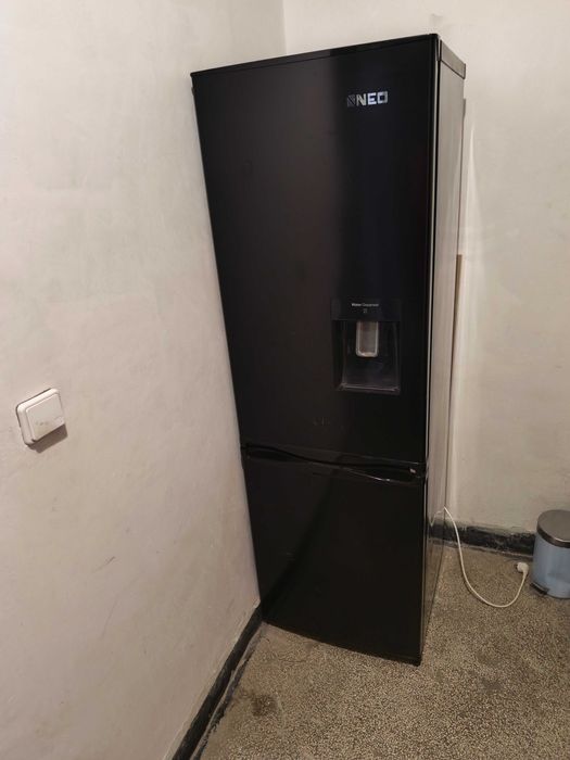 Хладилник Neo с диспенсър