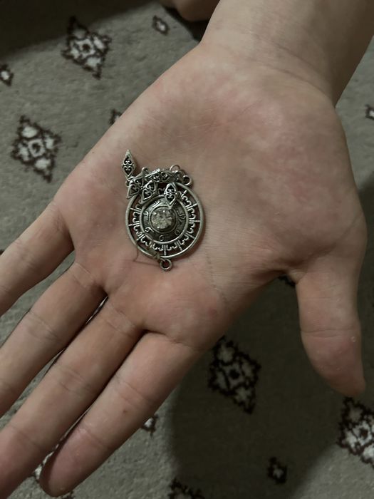 Стильные серебряные урашения в отличном состоянии.В комплекте серги