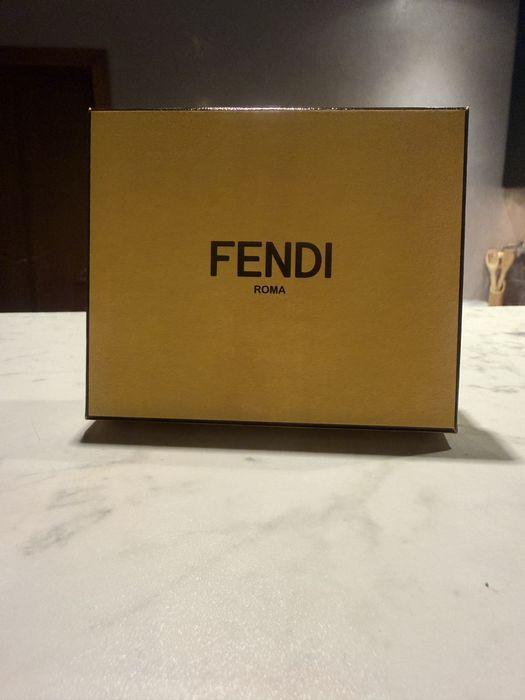 Продавам оригинална малка кутия на fendi