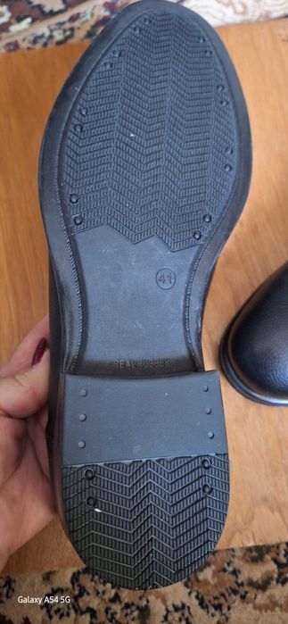 Новые кожанные туфли 40 размер