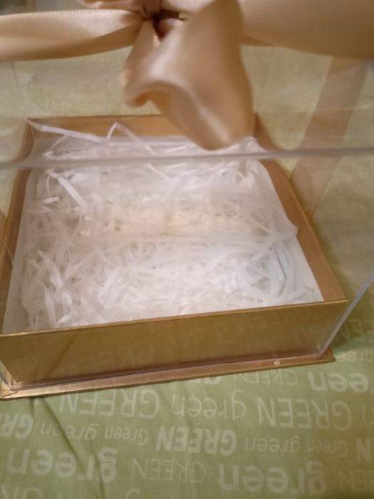 Подарочная коробка и новогодние игрушки