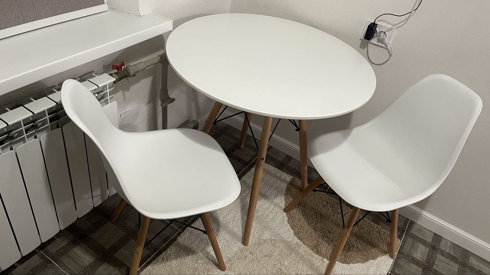 Стол  круглый белый