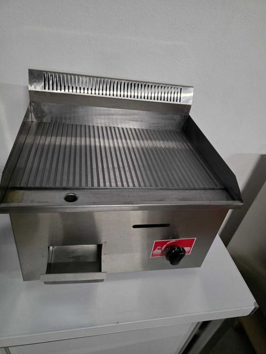 Grill pe gaz GPL cu plita striata nou,transport inclus,dim 550x530x420